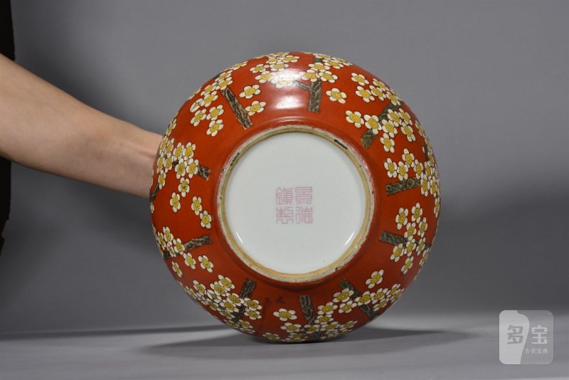近现代 张松茂珊瑚红地粉彩梅花纹瓶 - 图5